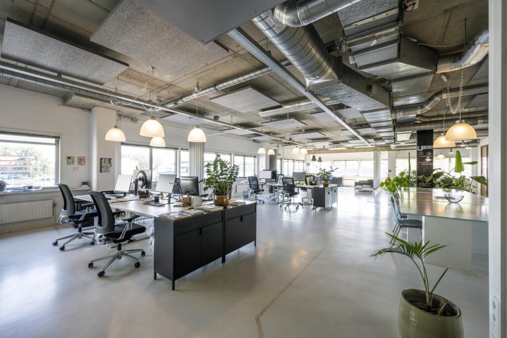 Ruim en licht open kantoor aan de Anthony Fokkerweg met moderne inrichting en industriële plafondafwerking.